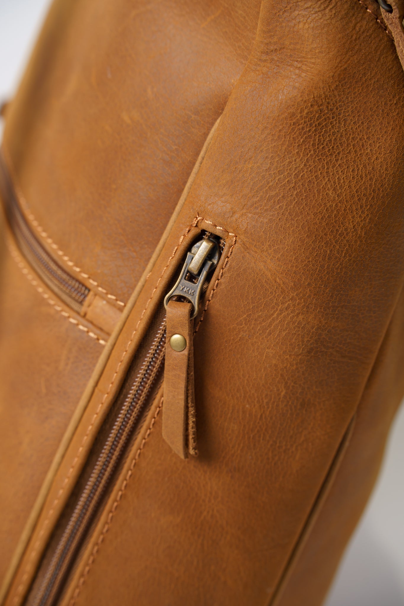 Close up of the high quality zipper on Chamra's satchel backpack